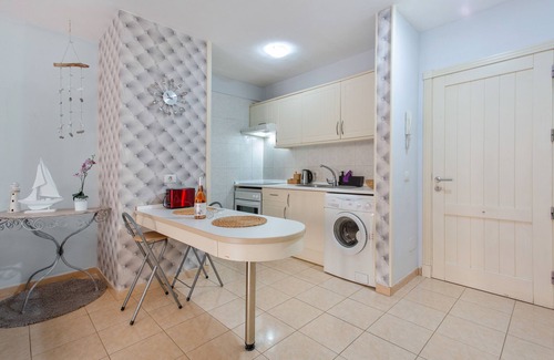 Puerto de Santiago Apartment | Vacation 'Nos Lo Merecemos' with Mountain View, Shared Pool and Wi-Fi