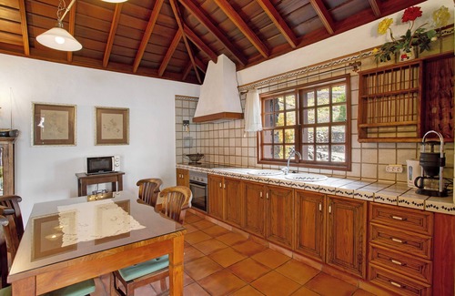 Los Quemados House | Vacation Rental 'Casa Rural Los Llanos Negros' with Sea View, Garden & Wi-Fi