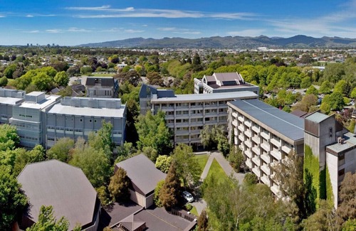 Upper Riccarton House | Vacation Riccarton 2 bed 2 bath w/carpark