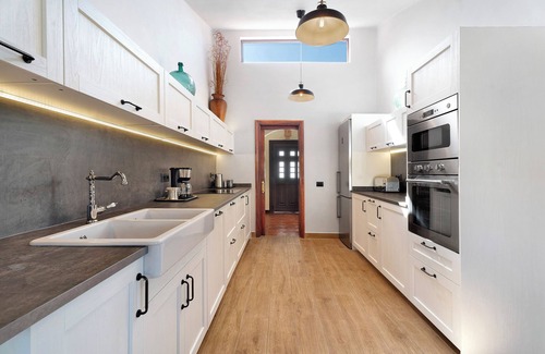 San Miguel de Abona Villa | Vacation Villa 'Esselle' with Mountain View, Wi-Fi and Air Conditioning