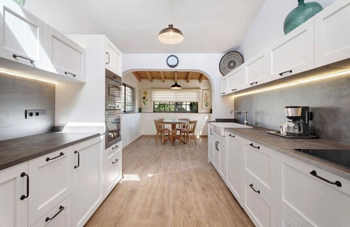 San Miguel de Abona Villa | Vacation Villa 'Esselle' with Mountain View, Wi-Fi and Air Conditioning