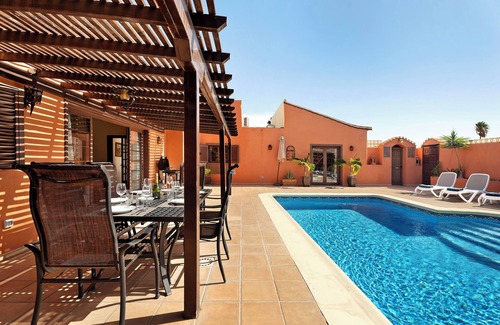 San Miguel de Abona Villa | Vacation Villa 'Esselle' with Mountain View, Wi-Fi and Air Conditioning