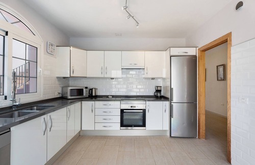 San Miguel de Abona Villa | Vacation Villa 'Jacaranda' with Mountain View, Wi-Fi and Air Conditioning