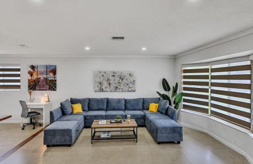 Hollywood Hills House | Vacation Villa W Heated Pool Beach & Casino