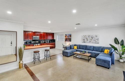 Hollywood Hills House | Vacation Villa W Heated Pool Beach & Casino