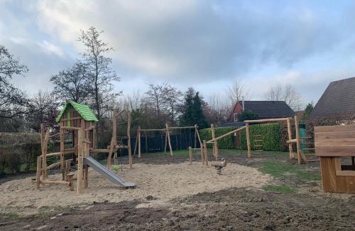 Wemeldinge House | Vakantiehuis op Villapark Oesterbaai aan zee , met speeltuin grenzend aan de tuin