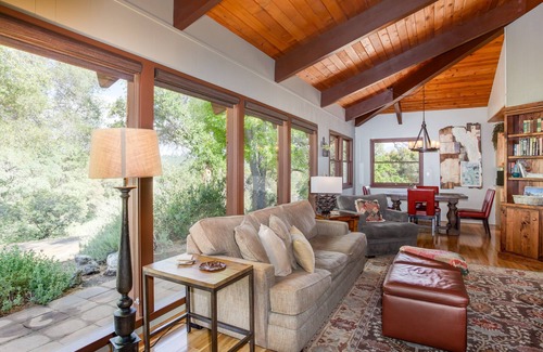 Mariposa Cabin | Valerian Retreat - Jewel of a Cabin with HOT TUB & Fire Pit -Secluded on 5 Acres
