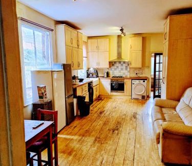 Northampton House | Valla Haven Serviced Private Room in Northampton Centre with WiFi