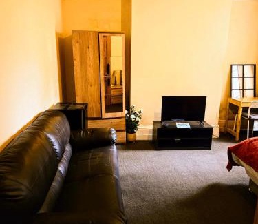 Northampton House | Valla Haven Serviced Private Room in Northampton Centre with WiFi