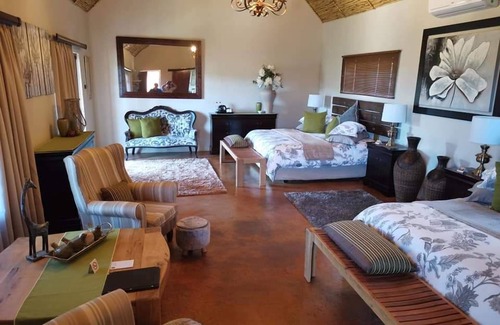 Nelson Mandela Bay Cabin | VALLEY BUSHVELD COUNTRY LODGE