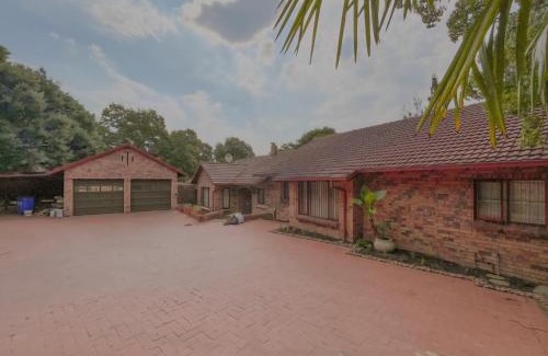 Greater Johannesburg Metropolitan Area Bed & Breakfast | Valley Inn Guest House, Accommodation 17 Elizabeth Ave, Rivonia, Sandton, 2191