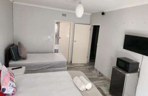 Greater Johannesburg Metropolitan Area Bed & Breakfast | Valley Inn Guest House, Accommodation 17 Elizabeth Ave, Rivonia, Sandton, 2191