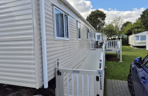 Hastings House | Valley Retreat - 4 bedrooms with decking sleeps 10 (D/F)