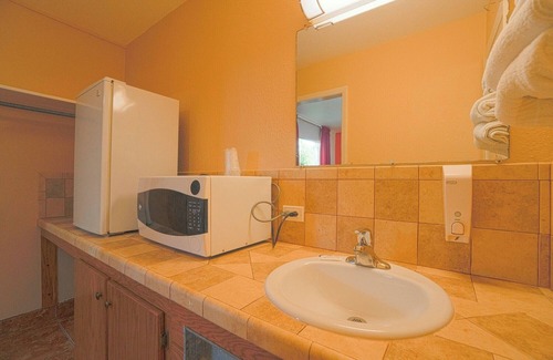 Weslaco Hotel | Value Room in Central Weslaco – Near Local Dining, Parks, and Attractions
