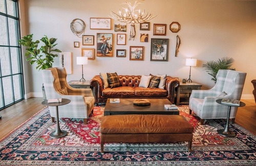 Boerne Hotel | Value Stay! Short Walk to San Antonio Rose Palace! Free Parking & Pet-friendly