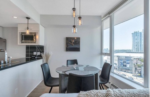 Gastown Condo | Vancouver Bright - 1BR Condo at Central Location