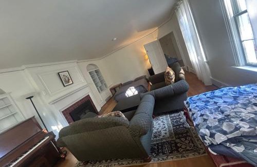 Kerrisdale House | Vancouver Business & Family Stay - Near Airport, Downtown, Beach & UBC, Free Parking & Fast Wifi