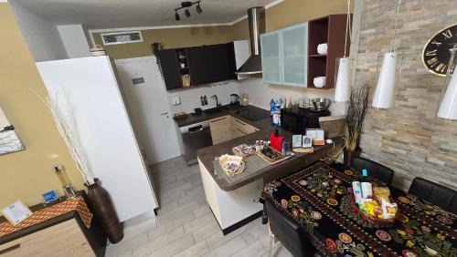 Downtown House | VARESE PRIME - Stylish and large Apartment, Air Conditioning, 2 Baths, 2 Covered Parking, City Centre