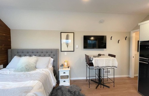 South Colby House | Vashon View Cottage - Vashon, WA