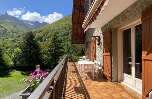 Cauterets Apartment | Vaste T4 115m2. Balcon. Vue. Suite. Jardin et jeux
