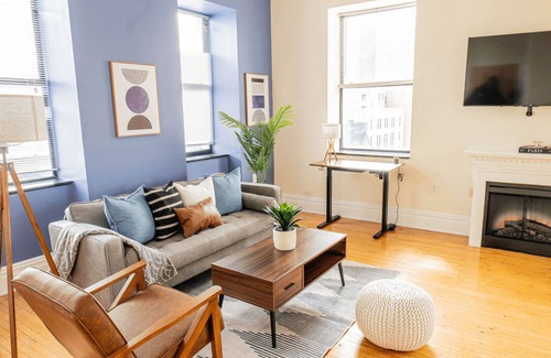 Central Office Apartment | VCU-Capitol Apartment King Bath Washer/Dryer