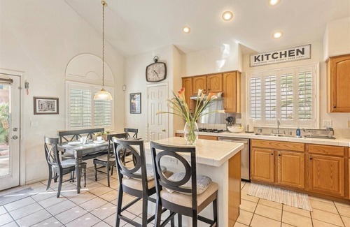 MacDonald Ranch Villa | vegas hacienda, 5B free heated pool+spa, 15 mins to Strip