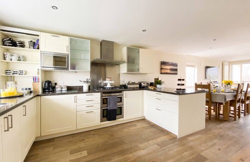 Cirencester House | Velvet Lodge - 3 Storey/5 Bed/4 Bath sleeps 10 adults + 2 kids + 2 infants