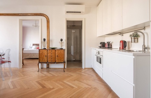 Santa Croce Apartment | Venetian Palace Red Apartment R&R