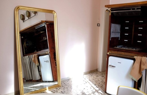 Cimetto Apartment | Venetian pink apartment in Dorsoduro