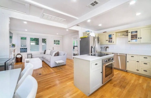 Venice House | Venice Beach Bungalow 6 Blocks From Beach