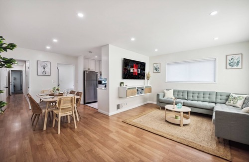 Palms House | Venice Blvd Bliss - Beach and Airport 10 min away