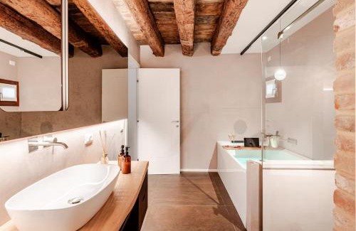 Santa Croce Apartment | Venice Luxury Suite - Private Jacuzzi and Design