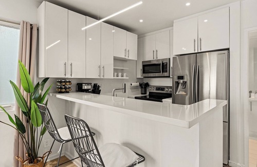 Venice Apartment | Venice Oceanfront 1Bd Ocean Views plus Private Parking