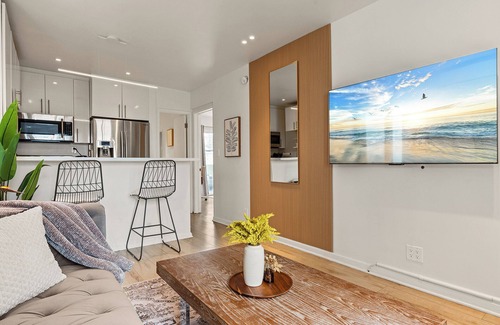 Venice Apartment | Venice Oceanfront 1Bd Ocean Views plus Private Parking