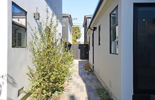 Marina del Rey Apartment | Venice Studio Blocks 2 Beach & Canals Full Kitchen