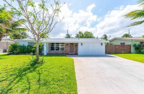 Deerfield Beach House | Ventur Tropical w Hot Tub Close to Beach