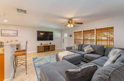 Deerfield Beach House | Ventur Tropical w Hot Tub Close to Beach