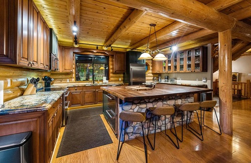 Whispering Pines House | Verde River Lodge: Riverside Cabin Luxury with Hot Tub, Games & Wild Beauty