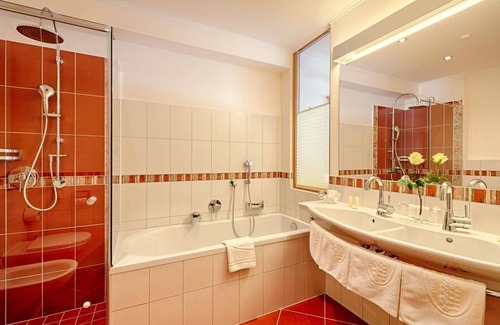 Bad Kleinkirchheim House | Verwöhn-suite 50 - 60 m² Long - Thermenwelt Hotel Pulverer