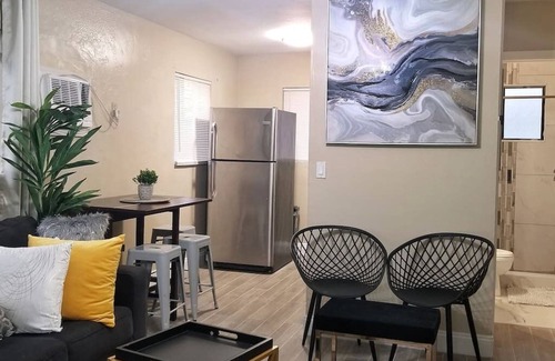 Hollywood Apartment | Very Glam Apartment 5 Miles From Hard Rock