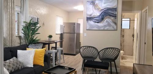 Hollywood Apartment | Very Glam Apartment 6 Miles From Hard Rock Stadium and Casino
