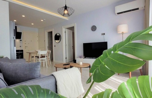 Beylikduzu Apartment | Vibrant City Escape - Experience the Urban Beat