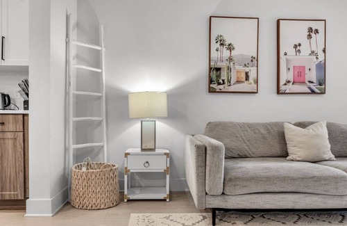 Ruskin Apartment | Vibrant 1-Bedroom Paradise: Pool & Gym Bliss