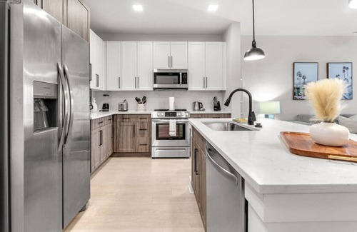 Ruskin Apartment | Vibrant 1-Bedroom Paradise: Pool & Gym Bliss