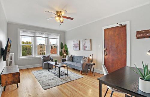 Irving Park Apartment | Vibrant 1BR Apartment close to Dining - Cullom B3