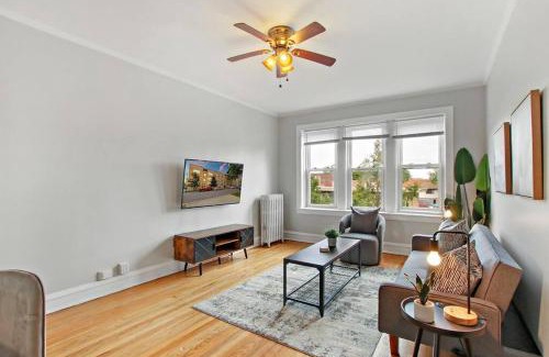 Irving Park Apartment | Vibrant 1BR Apartment close to Dining - Cullom B3