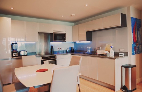 Thamesfield Apartment | Vibrant 2-bedroom apartment in London