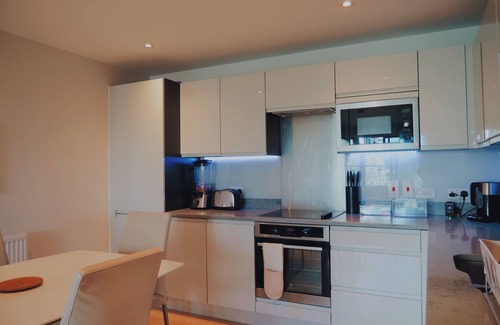 Thamesfield Apartment | Vibrant 2-bedroom apartment in London