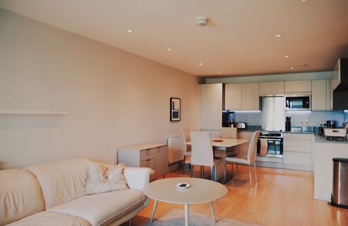 Thamesfield Apartment | Vibrant 2-bedroom apartment in London