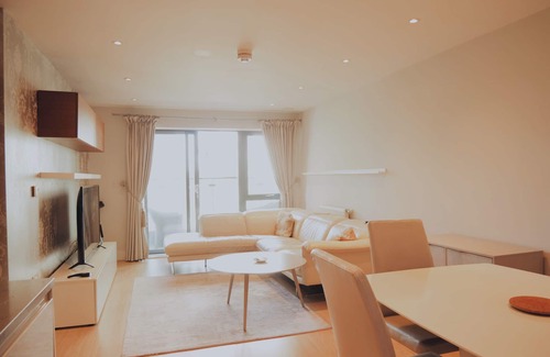 Thamesfield Apartment | Vibrant 2-bedroom apartment in London